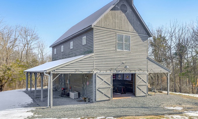 Louisa Cabin | Countryside Barndominium in Virginia w/Patio