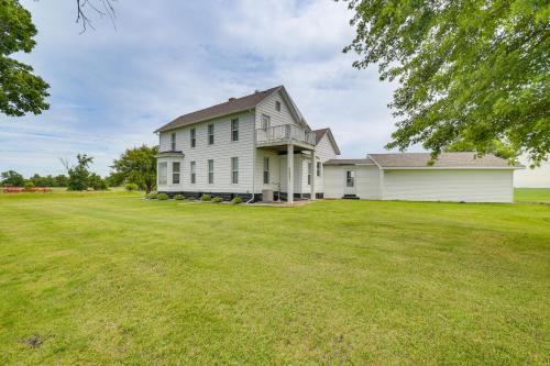 Biggsville House | Countryside Biggsville Home with Yard, Dogs Welcome!