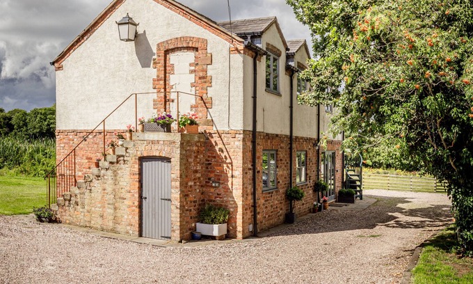 Cymau Cottage | Countryside Coach House near Chester