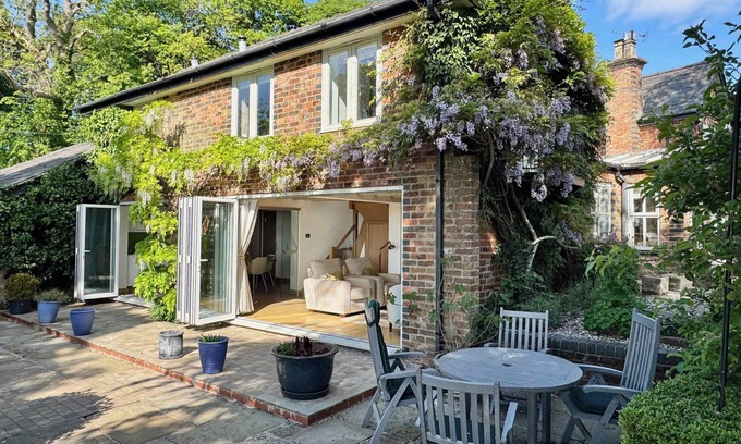 Macclesfield House | Countryside Cottage with Stunning Views
