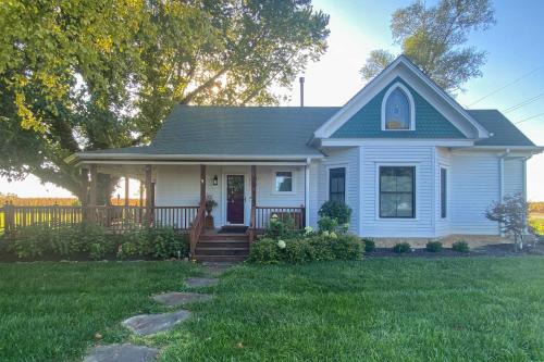 Pauline House | Countryside Cottage with Large Yard Near Topeka