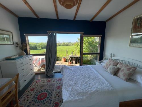 Compton Bassett Apartment | Countryside Garden Summer House