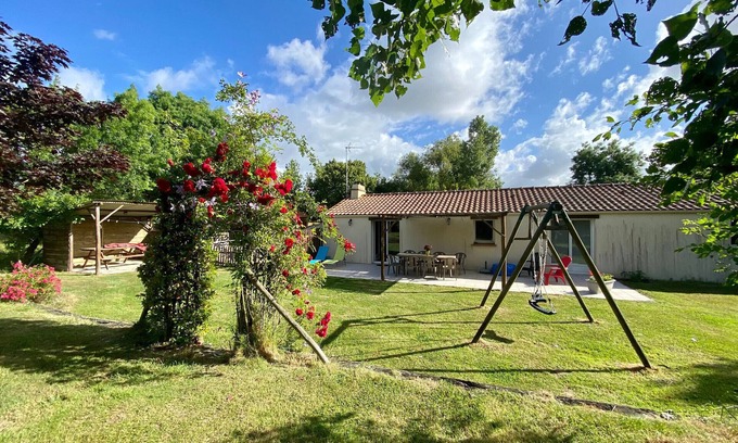 Frossay Cottage | Countryside Retreat: Cozy 3-Bed Gîte with Garden, Terrace & Petanque near Pornic
