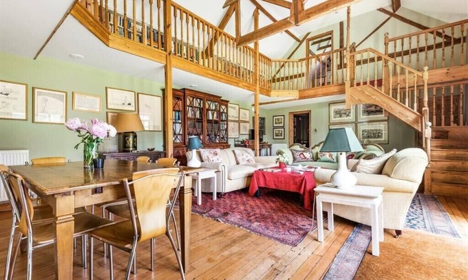 Chilworth House | Countryside retreat in Guildford, tranquil location, ideal for groups, sleeps 7!