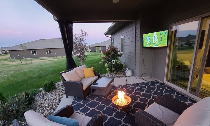 Buffalo Ridge House | Couple's Escape: Hot-Tub, Breakfast + Near Brewery/Market