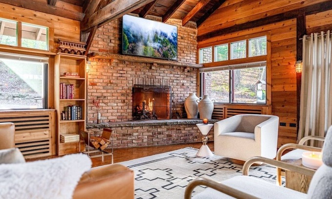 Beemerville Cabin | Couple's Retreat Lodge|Hot Tub| RiverViews|Tennis