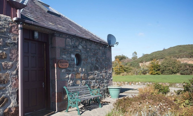 Fortrose Cottage | Couples and their four-legged friends will enjoy this lovely single-storey property which is ideally