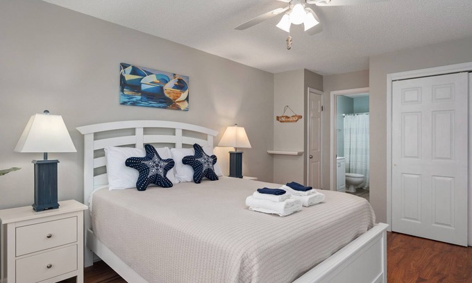 Manteo Condo | Couples Retreat in Pirates Cove