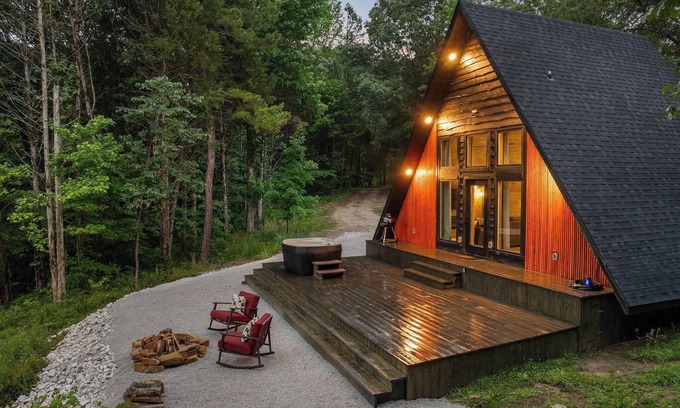 Jasper House | Couples Retreat with Hot Tub & View!