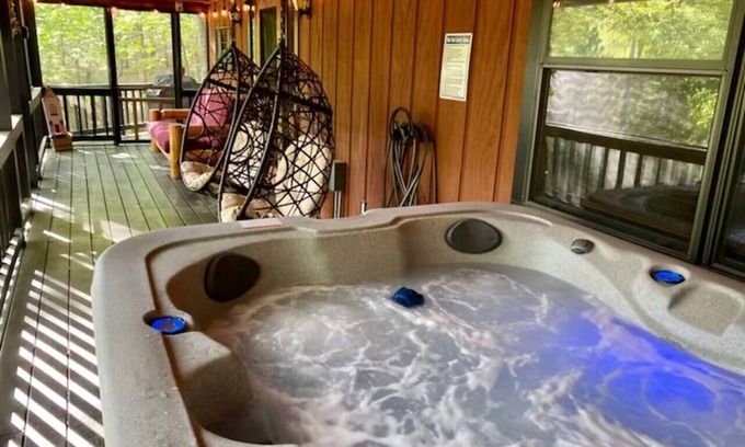 Morganton Cabin | Couples & Small Families: Modern, Cozy & Relaxing