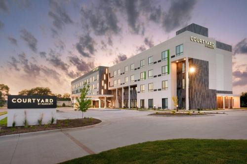 Ames Hotel | Courtyard Ames