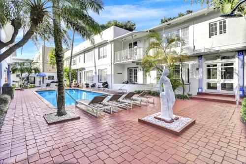 South Beach Apartment | Courtyard Apartments Part of the Oasis Casita Collection