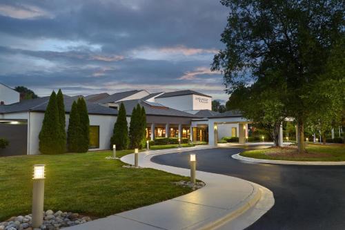 Arrowood Hotel | Courtyard Charlotte Arrowood