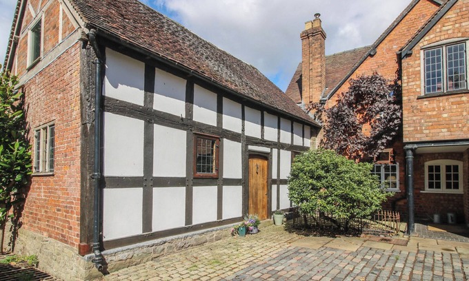 Little Stretton Cottage | COURTYARD COTTAGE, romantic, with a garden in Little Stretton