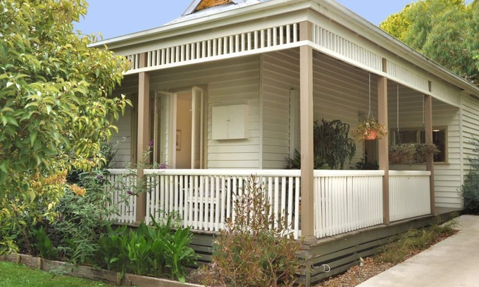 Healesville House | Courtyard Cottage - Vintage Beauty, Walk To Town.