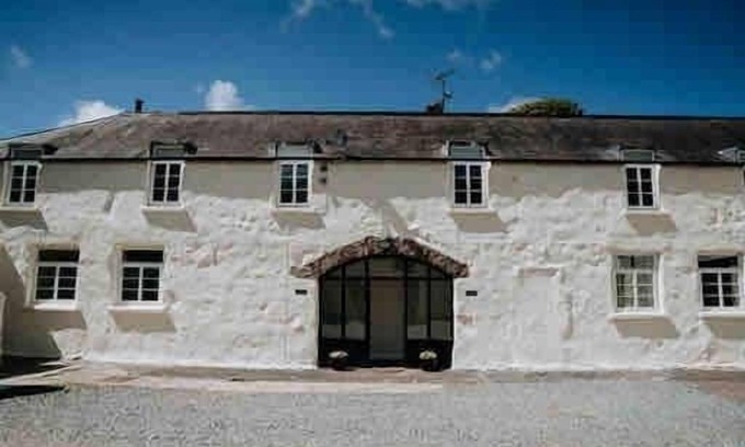 Milford Haven Cottage | Courtyard Cottage with hot tub and walled garden
