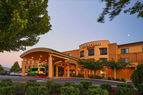 Medford Hotel | Courtyard Medford Airport