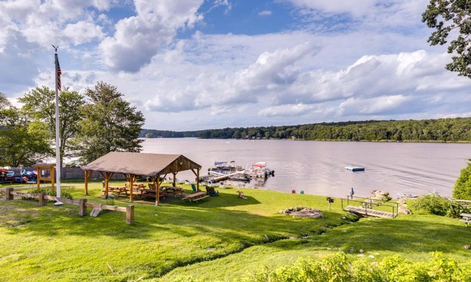 Coventry Lake Apartment | Coventry Lake Getaway with Yard Near UConn!