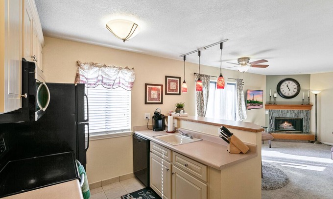 Englewood Apartment | Coveted DTC Apartment! Free Parking & Fast WiFi!