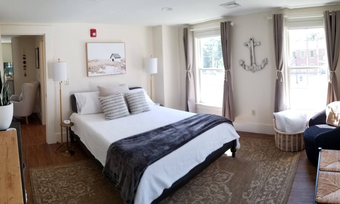 Durham House | Coveted Public House suite, food trucks & craft beer on site, walk to UNH & town