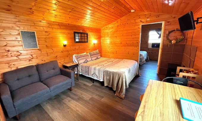 Chiloquin Cabin | Cowboy Cabin #1 on a working ranch, near Crater Lake with WiFi, AC