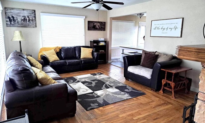 Cowley Cottage | Cowley Cozy Cottage 3 Bed/2 Bath