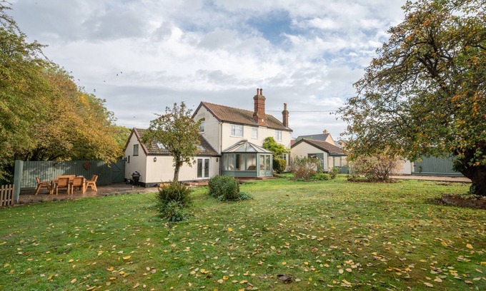 Felixstowe House | Cowpasture Cottage - Three Bedroom House, Sleeps 6
