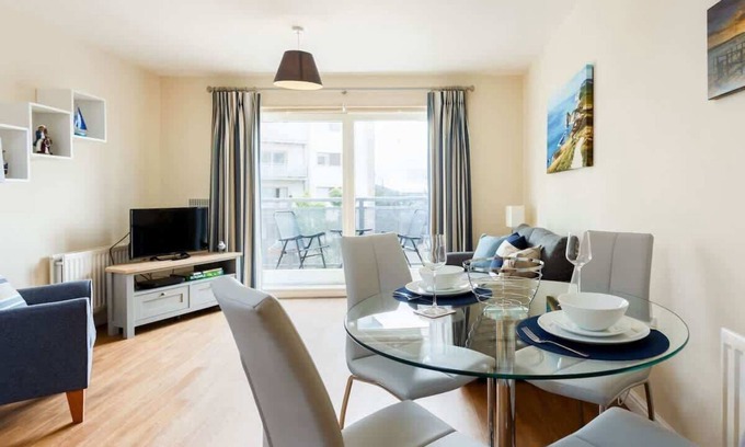Hamworthy Apartment | Coxswain's Cabin - Moments from Hamworthy Beach