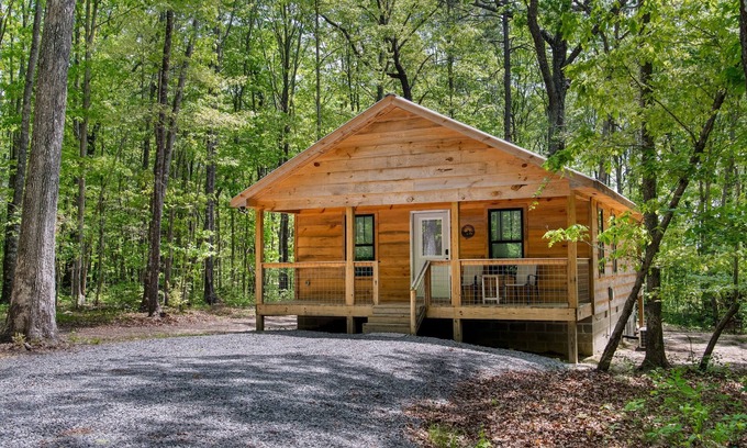 Fort Payne Cabin | Coyote Den-cozy cabin w/hot tub & fire pit