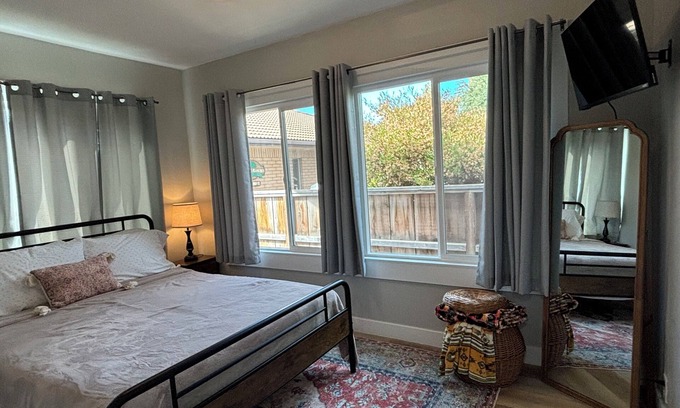 Porterville Apartment | Cozy 1-bedroom apartment with a pulled out couch and WiFi in lovely Porterville