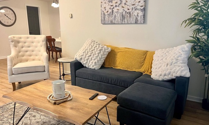 Royalton Apartment | Cozy 1-bedroom apartment in pleasant Middletown with WiFi, AC