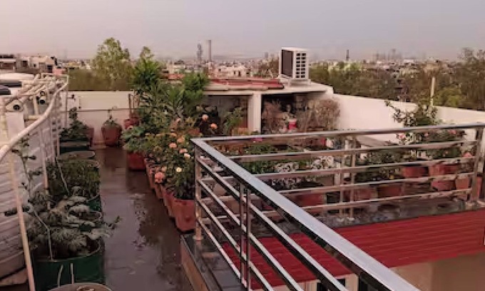 Mayur Vihar Phase III Apartment | Cozy 1-bedroom apartment with fitness room and AC in enjoyable New Delhi