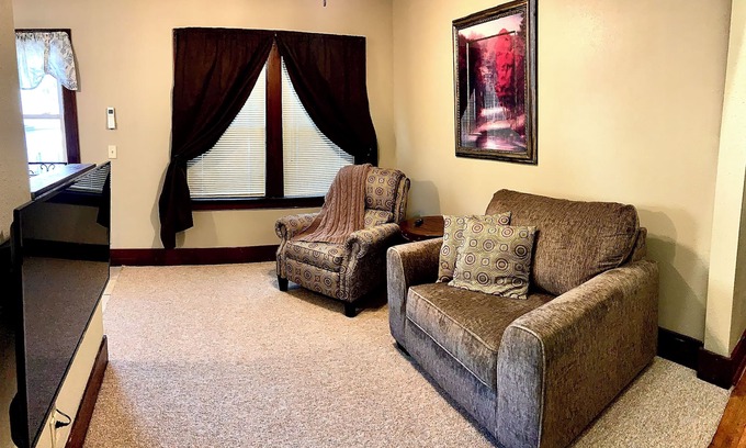 Dubuque Apartment | Cozy 1-bedroom apartment in historic Dubuque with AC, WiFi