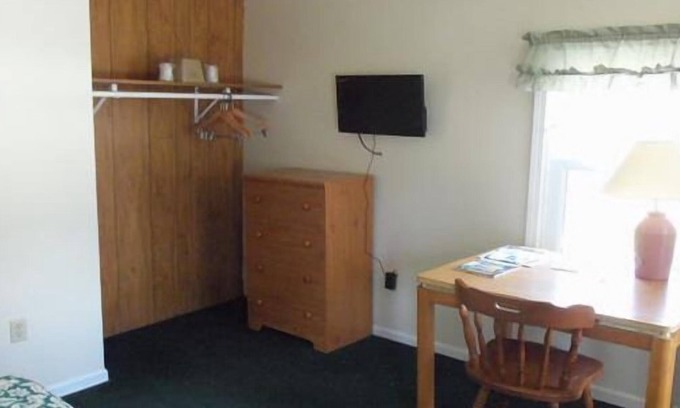 Huron Cottage | Cozy 1 bedroom Cabin #116 with AC and WiFi