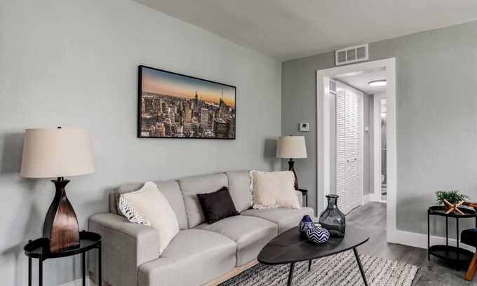 Country Club Plaza Area Apartment | Cozy 1 Bedroom Condo On The Plaza 47