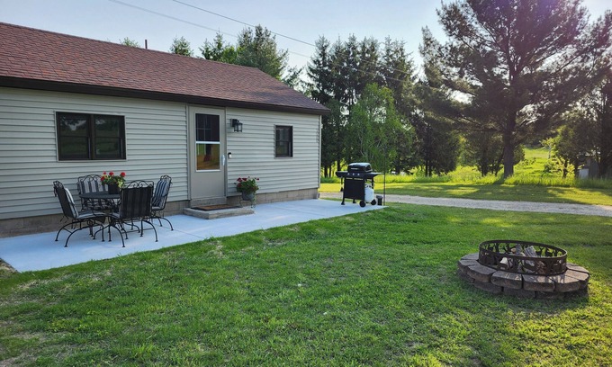 Grawn Cottage | Cozy 1-bedroom cottage on a horse farm 15 minutes from Traverse City