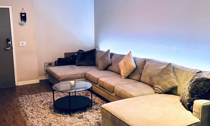 Miracle Mile Apartment | Cozy 1-bedroom in Miracle Mile w/tons of amenities!