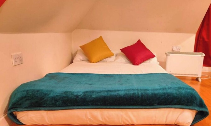 Syon Apartment | Cozy 1-Bedroom Retreat