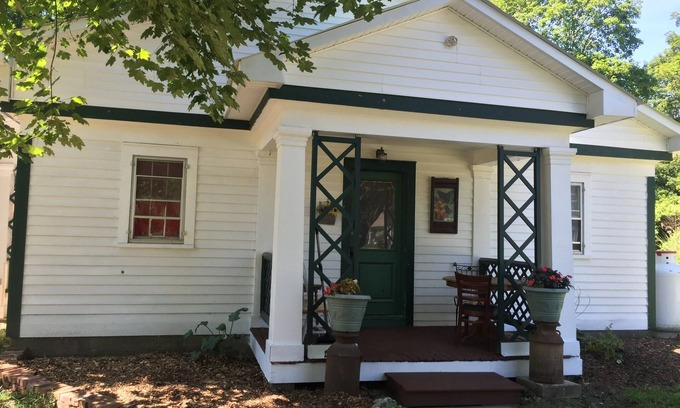 North Bennington House | Cozy 1 Bedroom farm stay cottage
