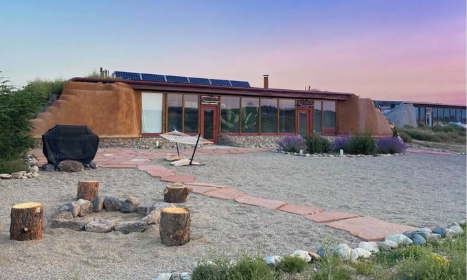 Petaca House | Cozy 1-Br Earthship with Loft