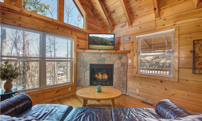 Gatlinburg Cabin | *Cozy 1BD+Loft Cabin near TOWN! Hot Tub + GAMES*