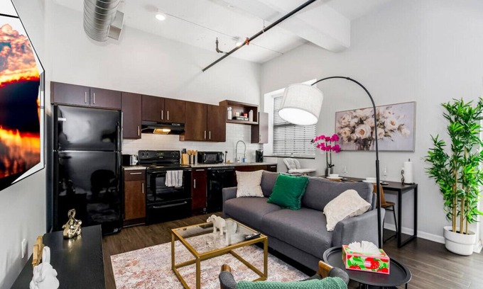 Downtown Kansas City Apartment | Cozy 1BR Near Arrowhd & TMobile Parking, Rooftop