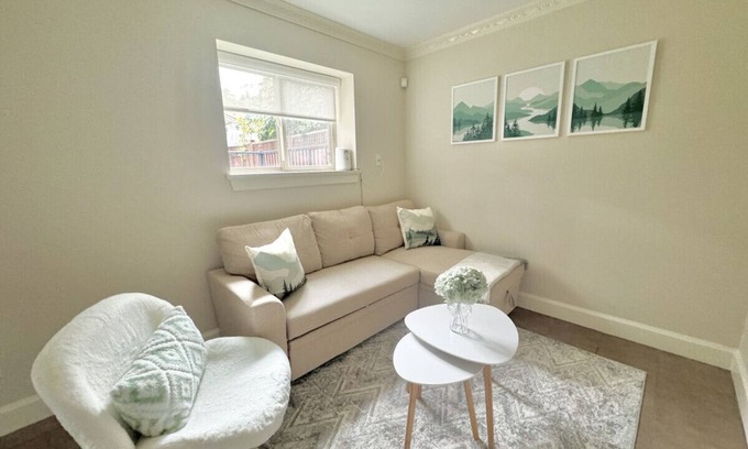 East Side House | Cozy 1BR Near Skytrain - Explore Vancouver Easily