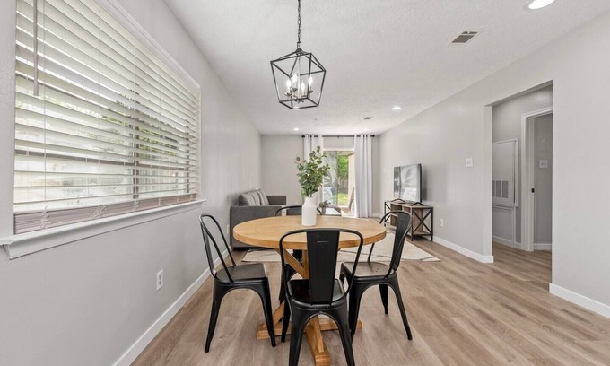 Villa West House | Cozy 2/1 minutes from TAMU!
