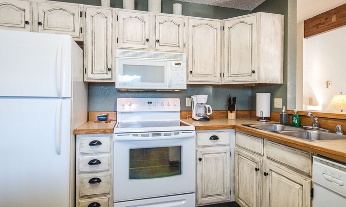 Red Lodge Condo | Cozy 2 Bed, 2 Bath Condo on Golf Course with Hot tub, Sauna & Pool!