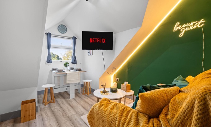 Marston Green Apartment | Cozy 2-Bed Attic | 5 Mins to BHX Airport & NEC