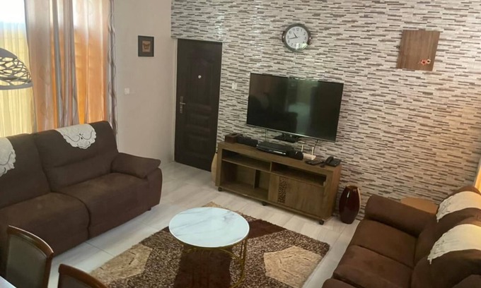 Adenta Apartment | Cozy 2 bedroom flat with pay tv, internet, easy access to shops and malls