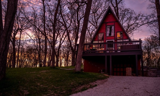 Como Cabin | Cozy 2-bedroom Aframe in charming Lake Geneva with a hot tub and fireplace