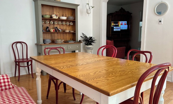 Riverwest Apartment | Cozy 2-bedroom apartment in fabulous Riverwest MKE with AC, WiFi, Garage