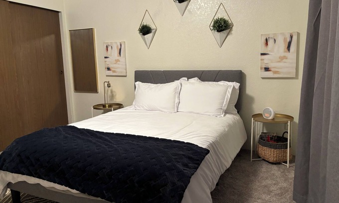 Burien Apartment | Cozy 2-bedroom apartment in charming Burien with WiFi near SeaTac airport